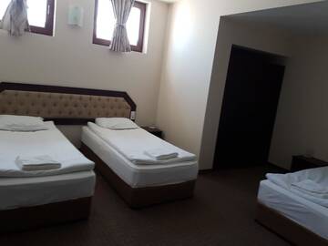 Фото номера Трехместный номер Отель Hotel Podkovata г. Етрополе 4